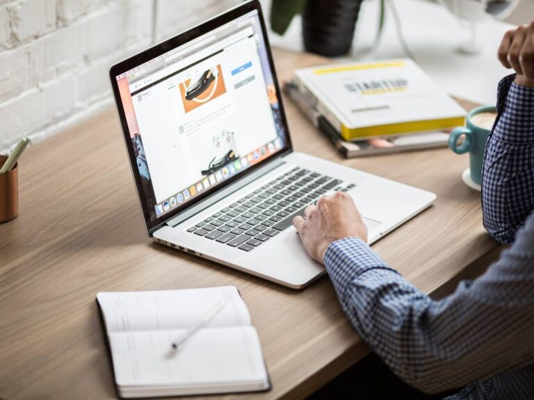 Komputer na stole. Obrazek w artykule Kto wynalazł komputer? Przeczytaj jak komputery trafiły do domów