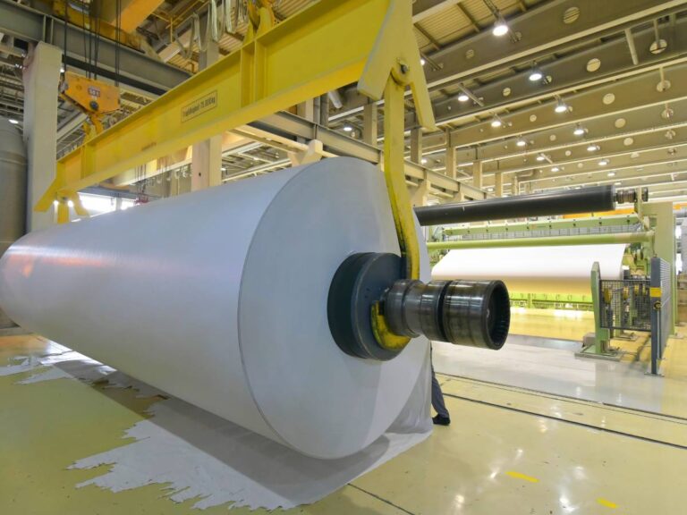 Produkcja papieru. Obrazek w artykule Kto wynalazł papier? Odkryj historię tego wynalazku