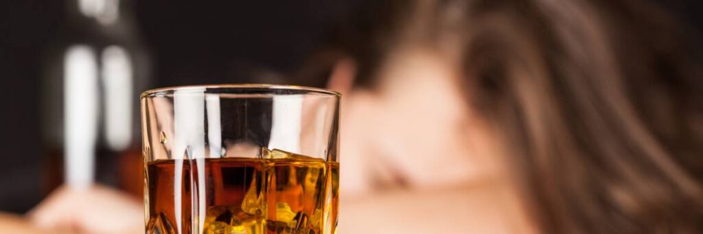 Alkohol i jego historia. Od wynalazku do współczesnych markowych alkoholi 2 Szklanka z whiskey. Obrazek w artykule Alkohol i jego historia. Od wynalazku do współczesnych markowych alkoholi