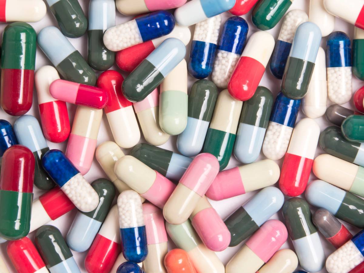 Kolorowe kapsułki. Obrazek w artykule Jak antybiotyk zmienił świat? Od odkrycia do dzisiejszych antybiotyków w pigułce