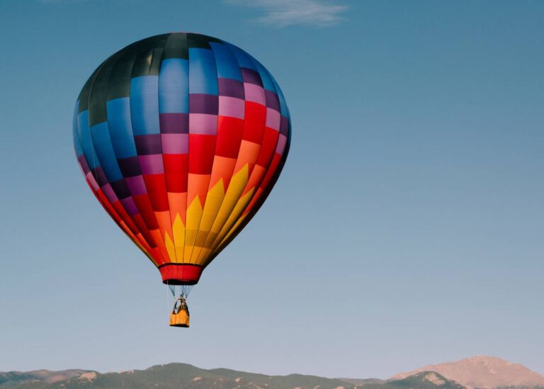 Kolorowy balon lecący
