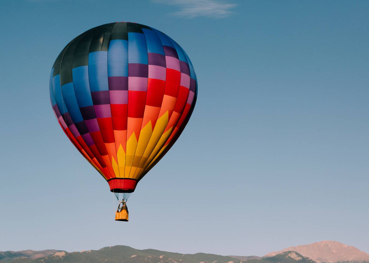 Kolorowy balon lecący