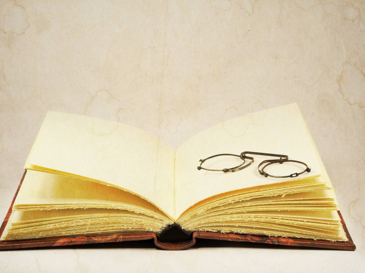 Binokle. Poznaj historię powstania binokli od A do Z 1 Binokle na otwartej książce. Obrazek w artykule Binokle. Poznaj historię powstania binokli od A do Z