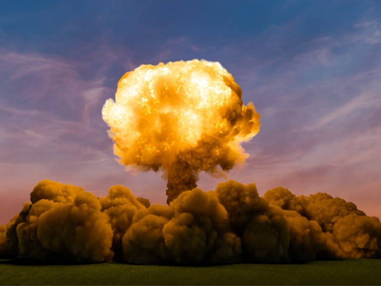 Wybuch bomby atomowej. Obrazek w artykule Kto wynalazł bombę atomową? Sekrety pracy Oppenheimera nad bronią atomową