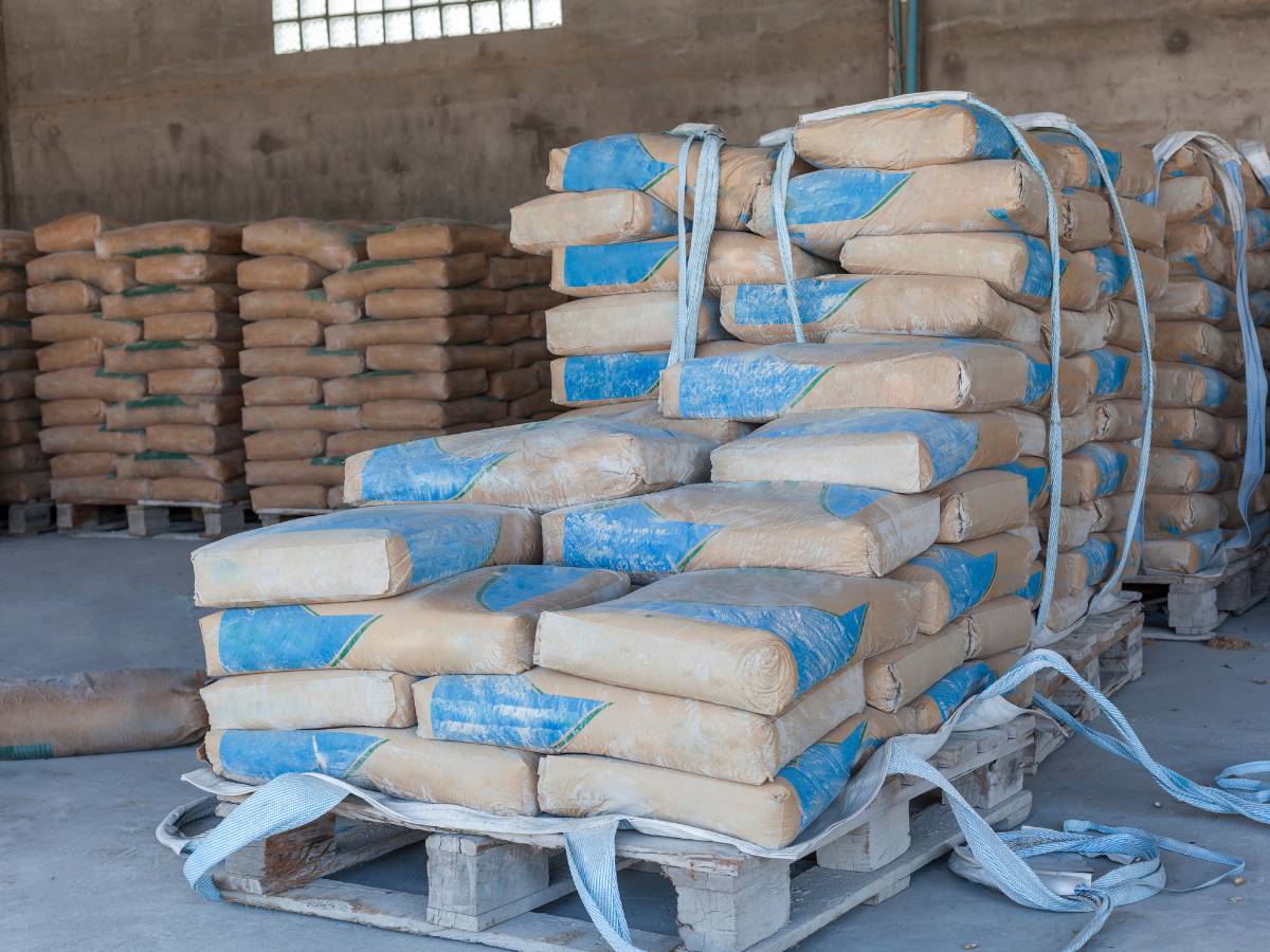 Kto wynalazł cement? Odkryj niesamowitą historię cementu 1 Worki cementu. Obrazek w artykule Kto wynalazł cement? Odkryj niesamowitą historię cementu