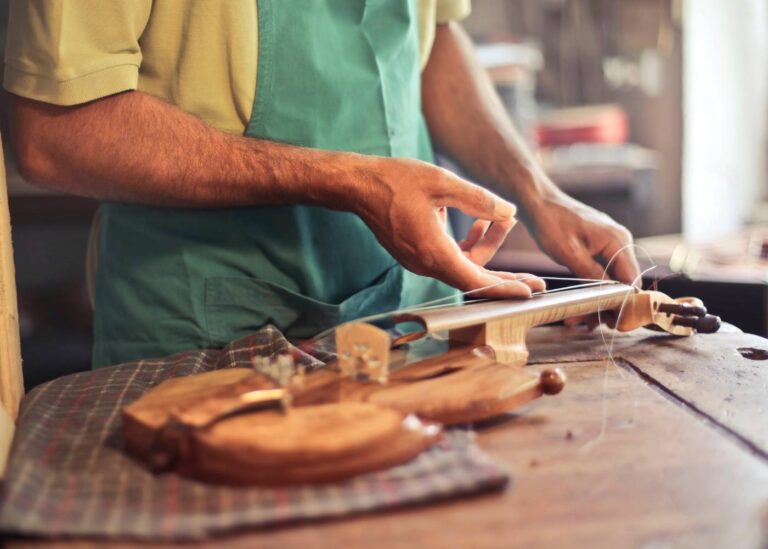 stare zawory obrazek pracownika nad skrzypcami