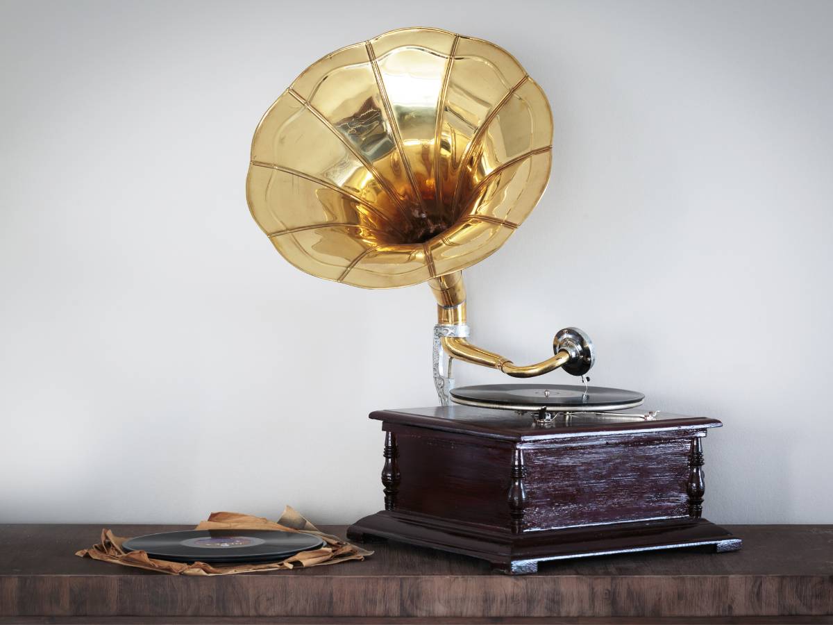 Fonograf - co to jest i do czego służy? Odkryj tajniki fonografu! 1 Urządzenie ze złotą tubą. Obrazek w artykule Fonograf - co to jest i do czego służy? Odkryj tajniki fonografu!