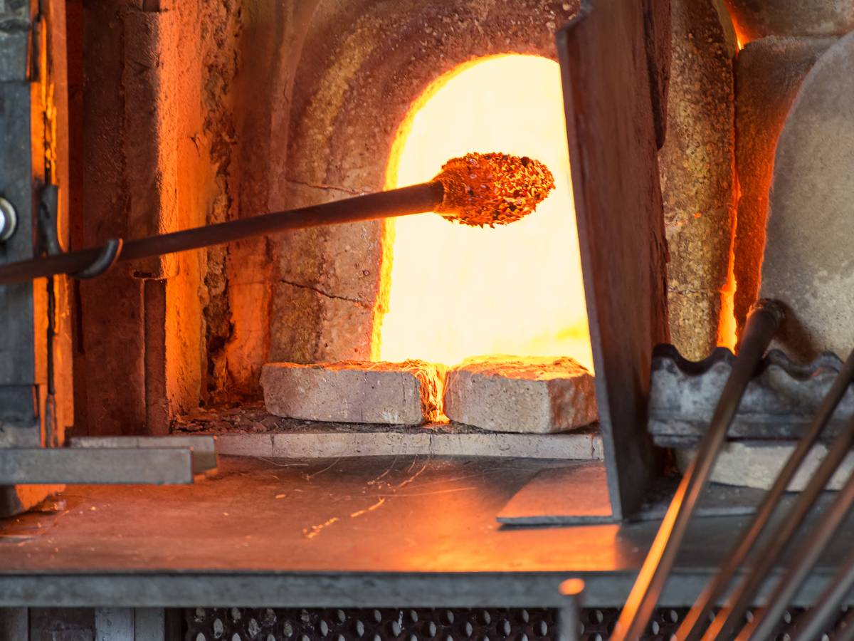 Szkło - od historii wynalezienia do współczesności. Kto wymyślił jak produkować szklane rzeczy? 1 Piec hutniczy. Obrazek w artykule Szkło - od historii wynalezienia do współczesności. Kto wymyślił jak produkować szklane rzeczy?