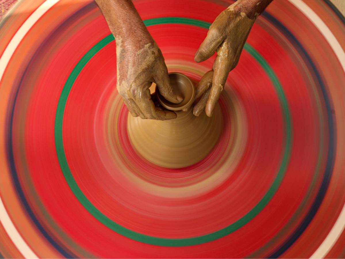 Koło garncarskie. Obrazek w artykule Garncarz. Jak dziś wygląda garncarstwo?