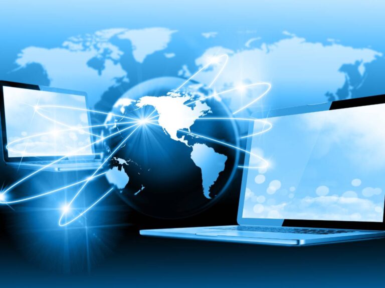 Grafika z komputerem i Ziemią. Obrazek w artykule Kto wynalazł internet? Historia sieci Internet od A do Z