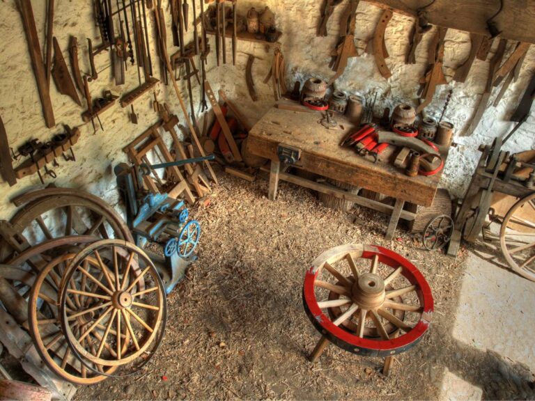 Warsztat kołodzieja. Obrazek w artykule Kołodziej - czym się zajmuje i co robi ten rzemieślnik? Poznaj zapomniane zawody