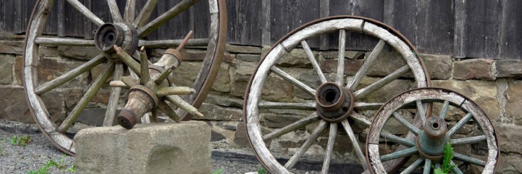 Różne koła. Obrazek w artykule Kołodziej - czym się zajmuje i co robi ten rzemieślnik? Poznaj zapomniane zawody