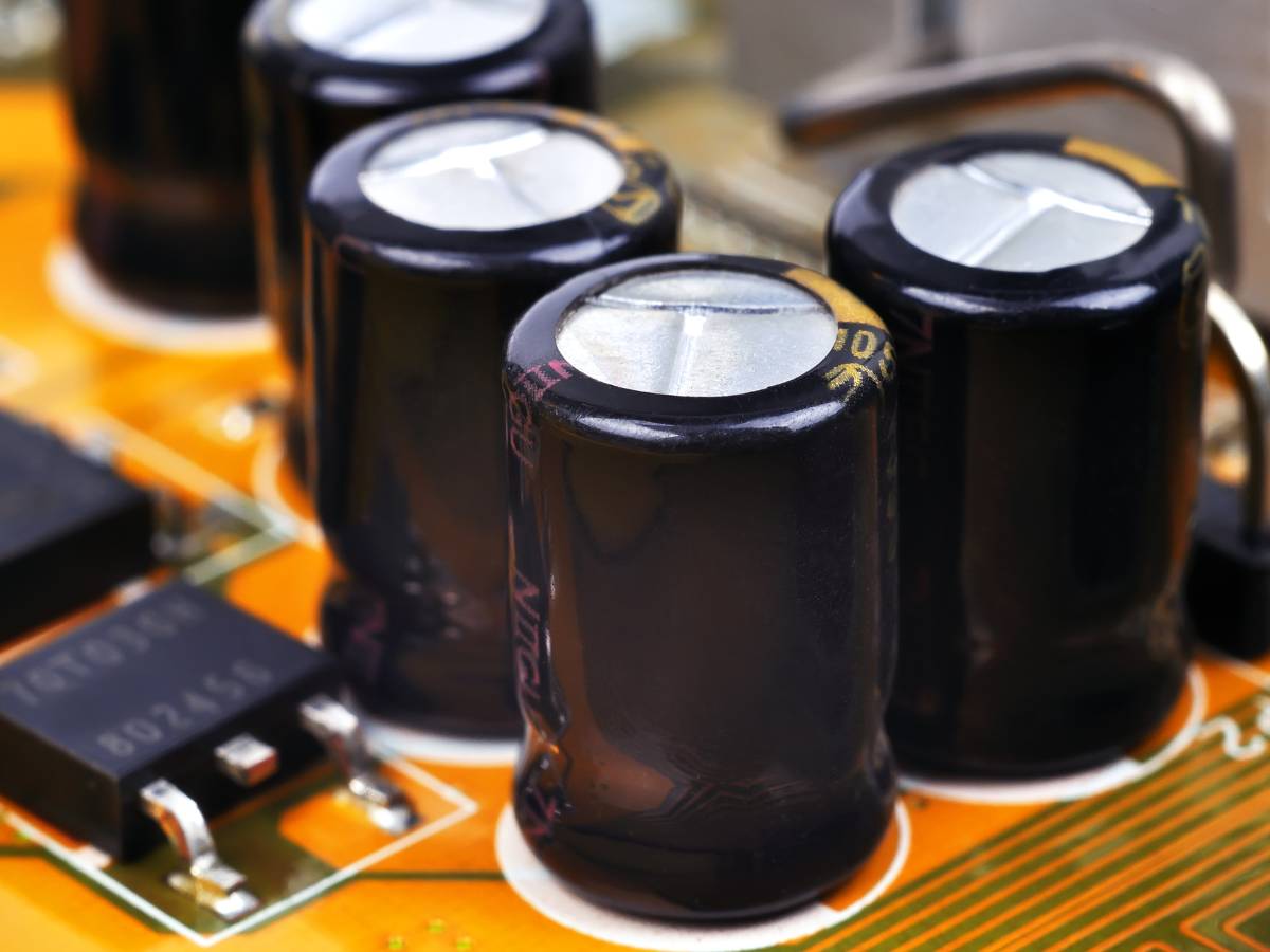 Kto wynalazł kondensator? Historia i ewolucja kondensatora 1 Kondensatory. Obrazek w artykule Kto wynalazł kondensator? Historia i ewolucja kondensatora