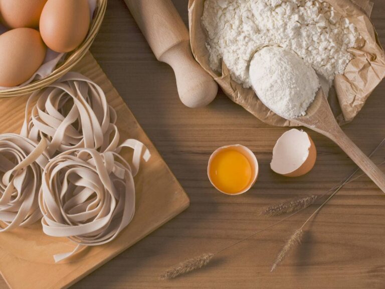 Produkty do robienia makaronu i makaron. Obrazek w artykule Kto wynalazł makaron? Sekrety kulinarnego odkrycia spaghetti w kuchni włoskiej