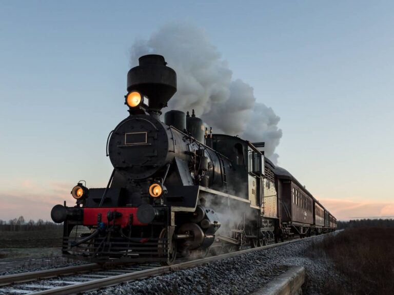 Parowóz. Obrazek w artykule Kto wynalazł maszynę parową? Wszystko o rewolucji przemysłowej w XIX wieku