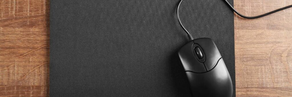 Kto i kiedy wynalazł myszkę komputerową? Wszystko o myszce komputerowej 2 Myszka na podkładce. Obrazek w artykule Kto i kiedy wynalazł myszkę komputerową? Wszystko o myszce komputerowej