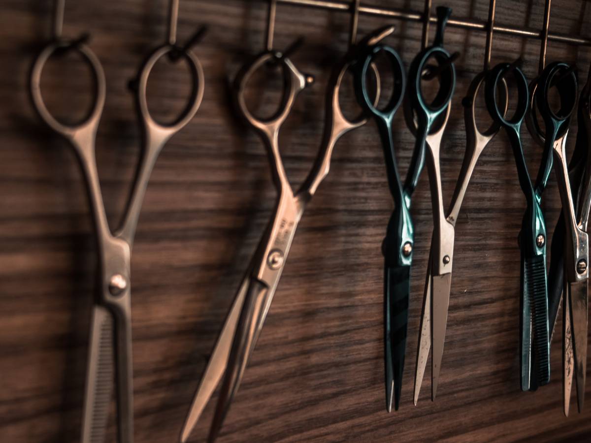 Kilka par nożyczek. Obrazek w artykule Nożyczki - jak powstał i ewoluował ten przedmiot codziennego użytku? Krótka historia wynalezienia nożyczek