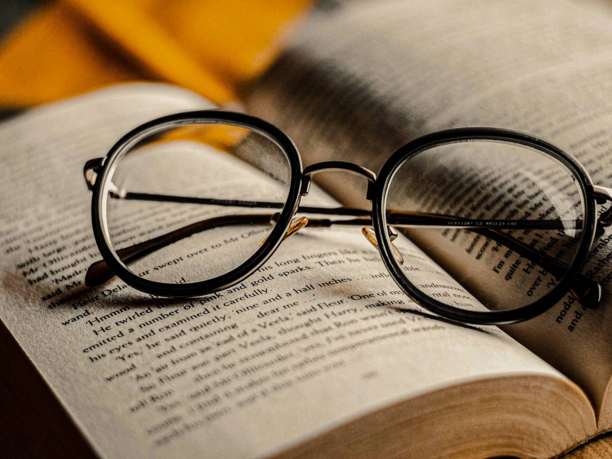 Okulary na książce. Obrazek w artykule Okulary - jak powstały i kto je wynalazł? Historia okularów, jakiej nie znasz