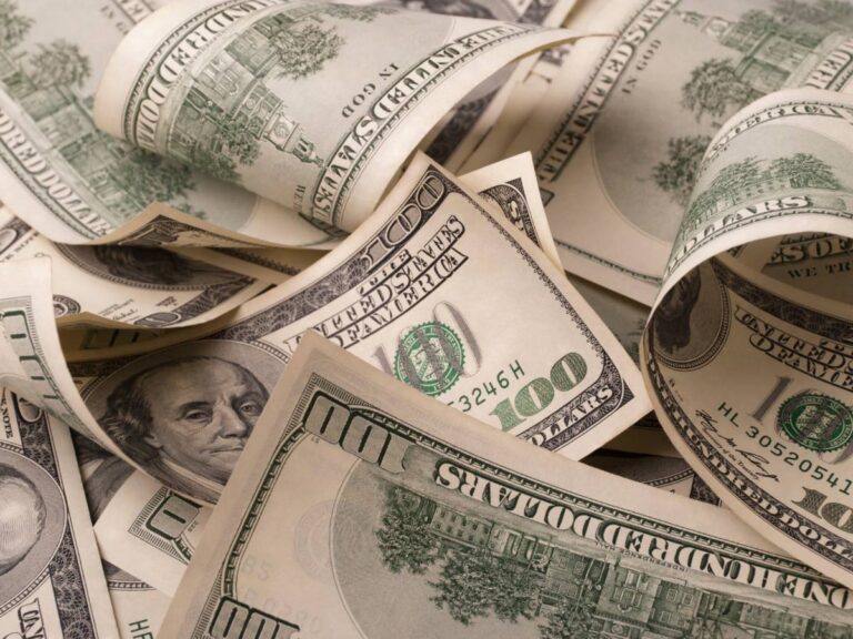 Papierowe pieniądze. Obrazek w artykule Kto wynalazł pieniądze? Historia pieniędzy od A do Z