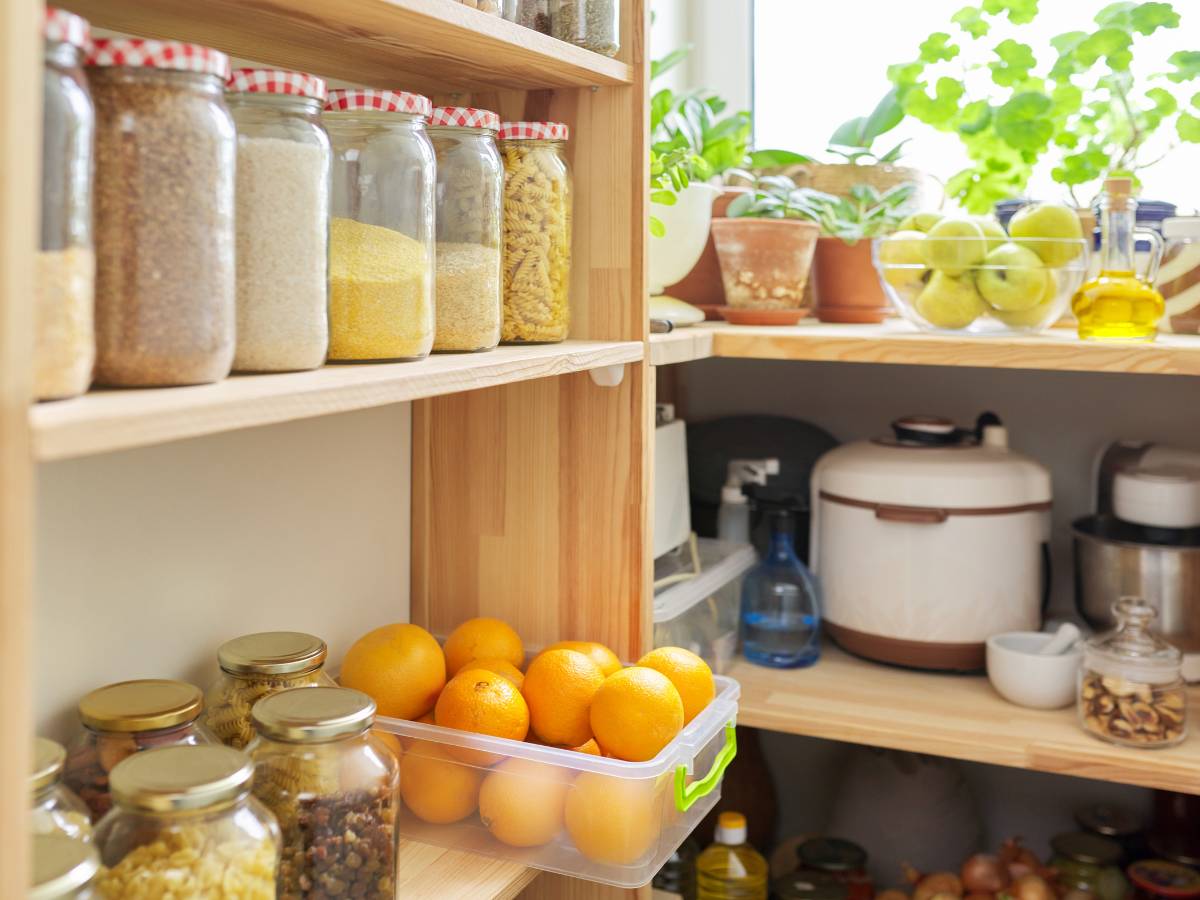 Wnętrze spiżarni. Obrazek w artykule Jak przechowywano żywność w dawnych czasach? Poznaj tradycyjne metody konserwowania żywności