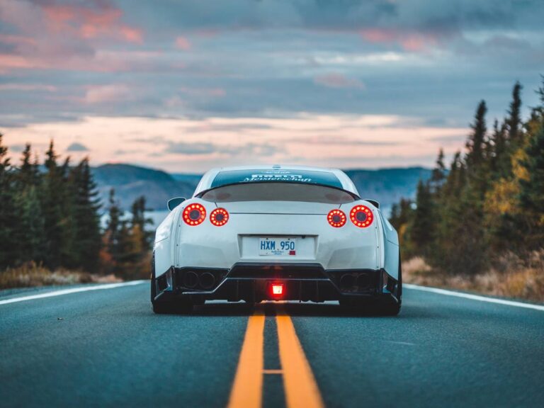 Samochód na drodze. Obrazek w artykule Kto wynalazł pierwszy samochód? Kto jako pierwszy zbudował samochód?