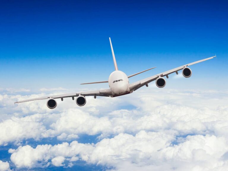 Samolot w chmurach. Obrazek w artykule Kto wynalazł samolot? Historia i ewolucja lotnictwa