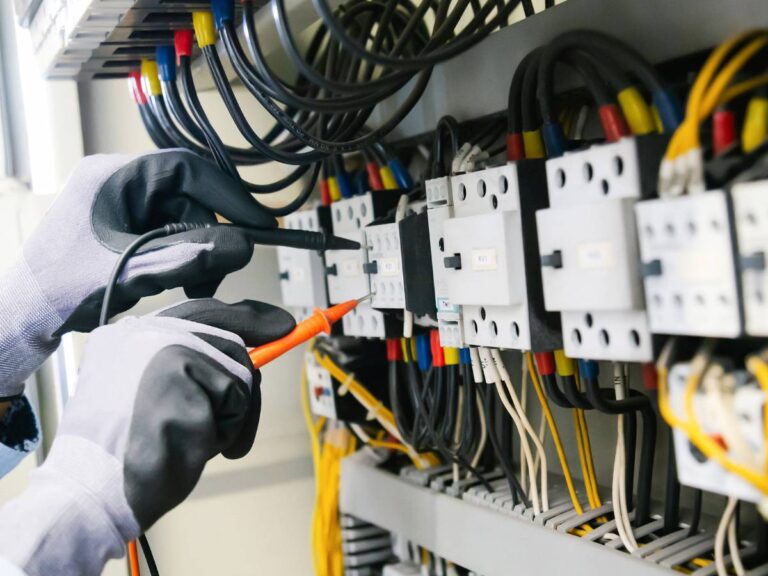 Naprawa silnika elektrycznego. Obrazek w artykule Kto wynalazł silnik elektryczny? Odkryj historię powstania silnika na prąd elektryczny