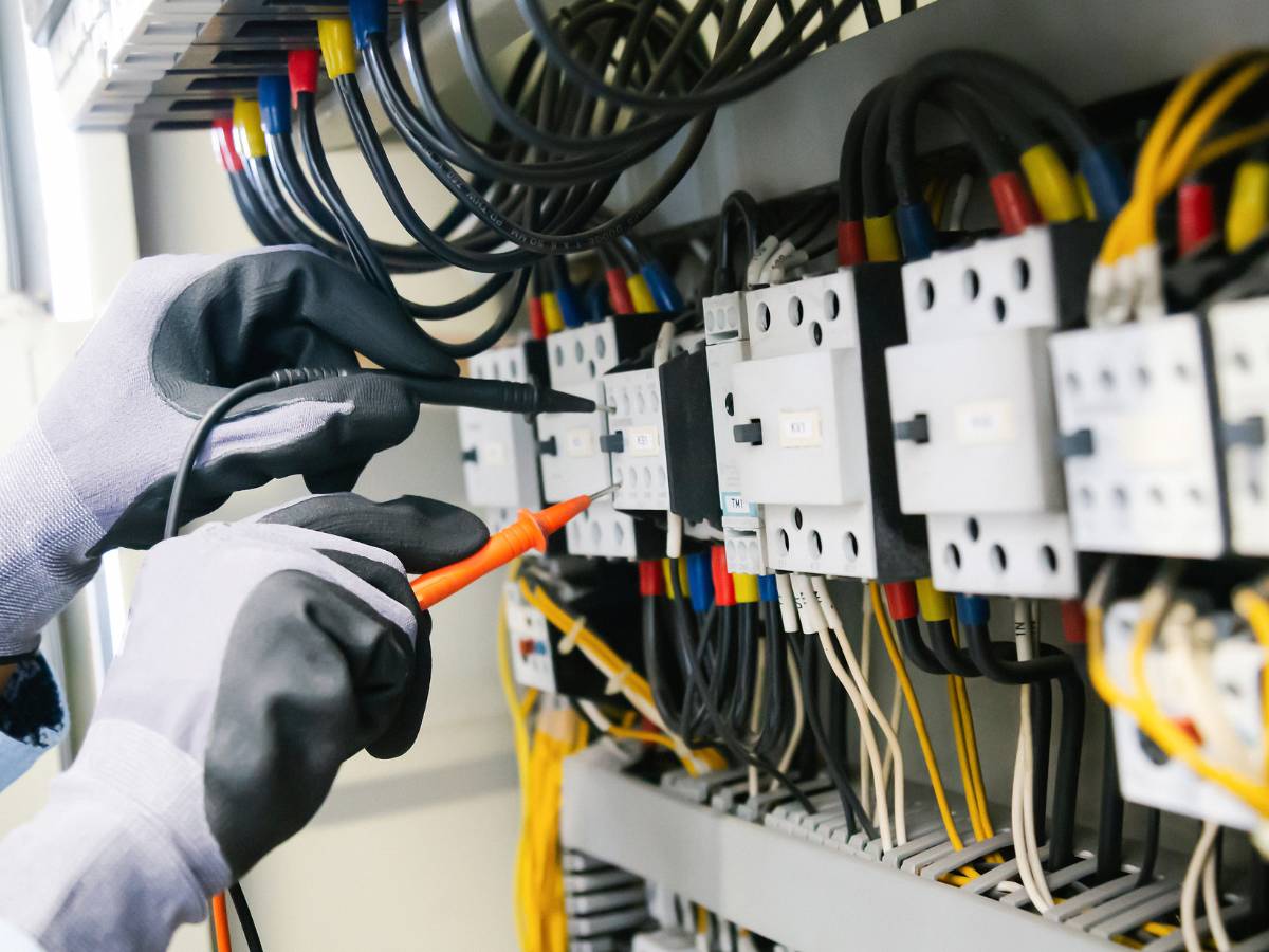 Kto wynalazł silnik elektryczny? Odkryj historię powstania silnika na prąd elektryczny 1 Naprawa silnika elektrycznego. Obrazek w artykule Kto wynalazł silnik elektryczny? Odkryj historię powstania silnika na prąd elektryczny