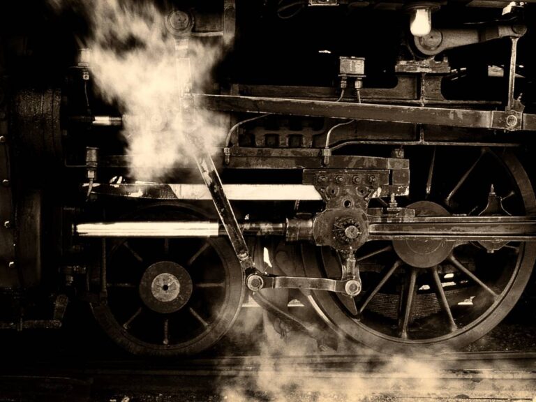 Duży silnik parowy. Obrazek w artykule Silnik parowy - historia i nowoczesność: Od wynalazcy do współczesnych zastosowań silników na parę wodną