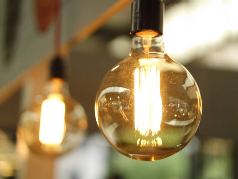 Stare żarówki. Obrazek w artykule Kto wynalazł żarówkę? Odkrywamy sekrety wynalazcy oświetlenia