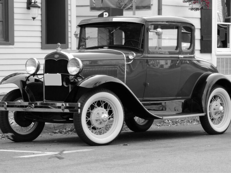 Stary model samochodu. Obrazek w artykule Kto wynalazł samochód? Historia twórcy samochodu