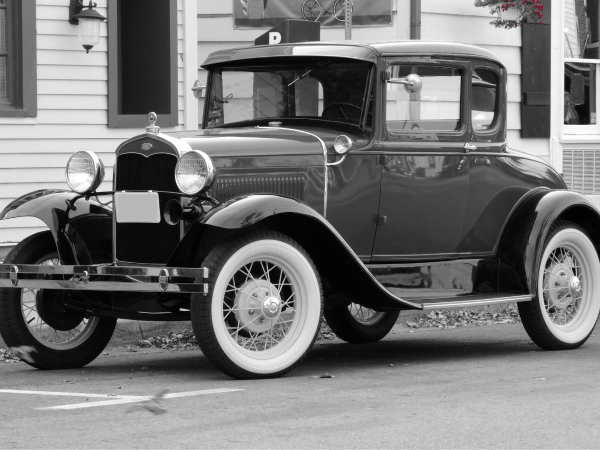 Stary model samochodu. Obrazek w artykule Kto wynalazł samochód? Historia twórcy samochodu