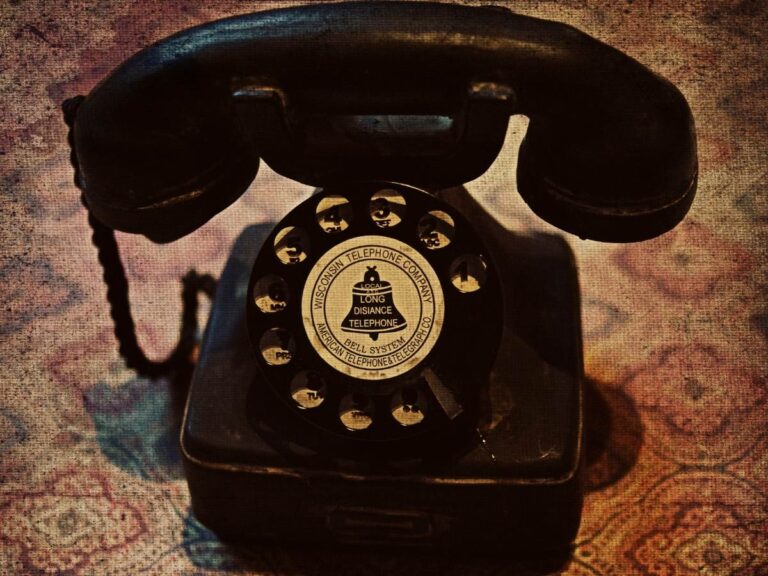 Aparat telefoniczny. Obrazek w artykule Kto wynalazł telefon? Przeczytaj o niezwykłych początkach telefonów