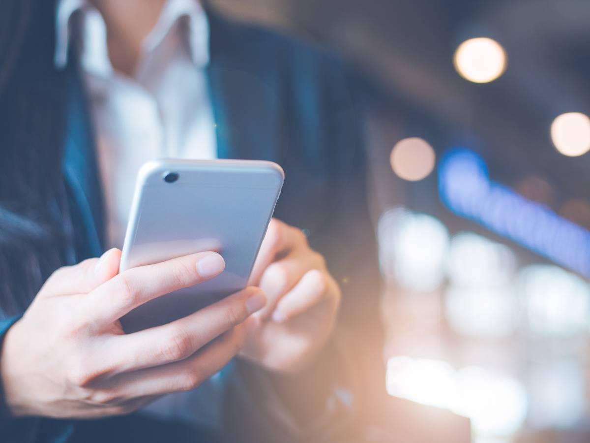 Osoba z tekefonem w ręku. Obrazek w artykule Kto wynalazł telefon komórkowy? Niesamowita historia i twórcy pierwszego telefonu komórkowego