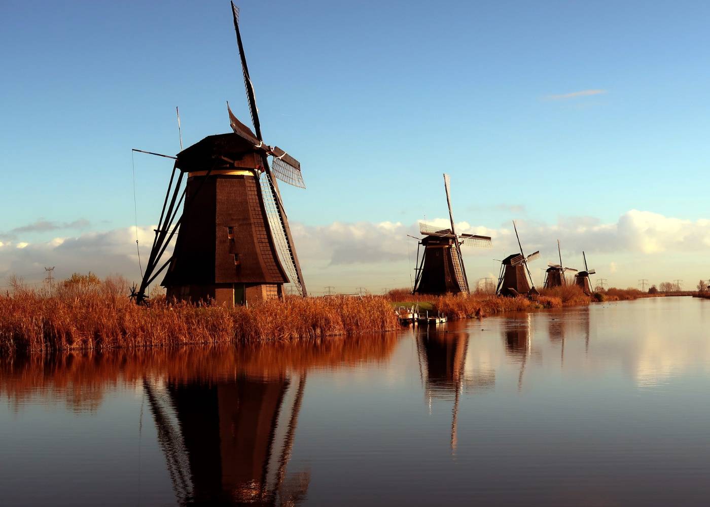 na zdjęciu wiatrak czyli starodawny młyn