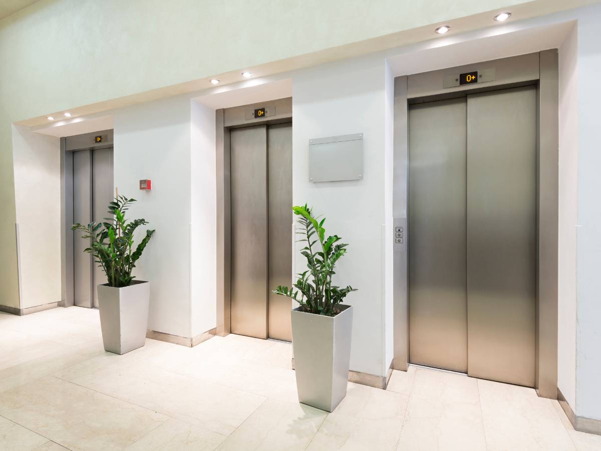 Winda w przeszłości i dziś. Ewolucja i stosowanie windy na przestrzeni lat 1 Korytarz z winfdami. Obrazek w artykule Winda w przeszłości i dziś. Ewolucja i stosowanie windy na przestrzeni lat