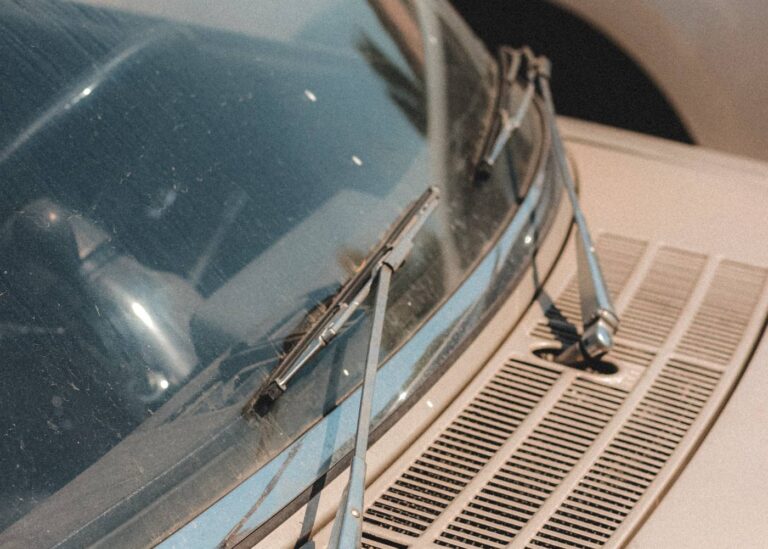 wycieraczki samochodowe w starym samochodzie