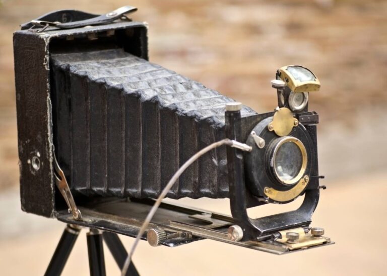 na zdjęciu staty aparat fotograficzny