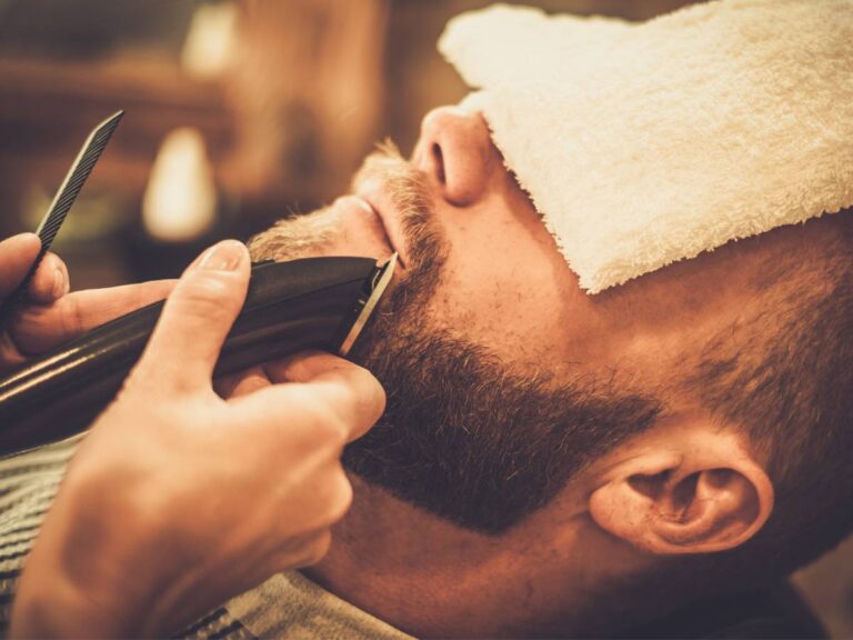 Strzyżenie brody. Obrazek w artykule Golibroda - znasz ten zawód? Poznaj sekrety pracy współczesnych golibrodów