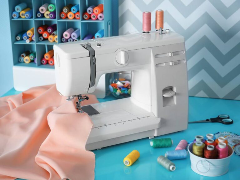 Szycie na maszynie. Obrazek w artykule Kto wynalazł maszynę do szycia? Przeczytaj o historii i udoskonalaniu maszyny do szycia