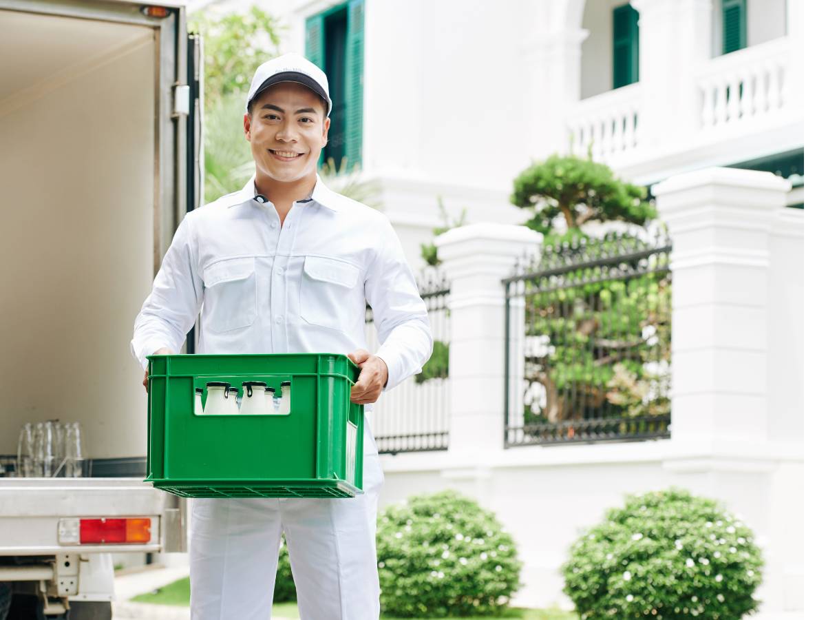 Mleczarz. Wszystko o zawodzie mleczarza 1 Mężczyzna z skrzynką mleka. Obrazek w artykule Mleczarz. Wszystko o zawodzie mleczarza