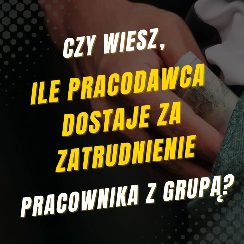 Przewodnik dla pracodawcy, o jakie dofinansowanie na pracownika niepełnosprawnego może się ubiegać 3 Na grafice widoczny jest tekst: “CZY WIESZ, ILE PRACODAWCA DOSTAJE ZA ZATRUDNIENIE PRACOWNIKA Z GRUPĄ?” Tekst jest napisany dużymi, wyraźnymi literami, żółte słowa na ciemnym tle, co sprawia, że są bardzo czytelne i przyciągają wzrok. Tło jest lekko rozmyte, widać fragment dłoni trzymającej banknot, co sugeruje kontekst związany z finansami lub wsparciem finansowym.